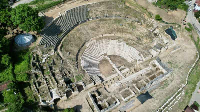 Kazı çalışmalarının sürdüğü Prusias ad Hypium Antik Kenti, FPV dron ile görüntülendi