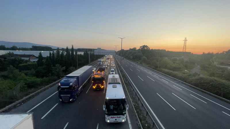 Sakarya'da otoyollardaki araçların oluşturduğu bayram yoğunluğu dronla görüntülendi