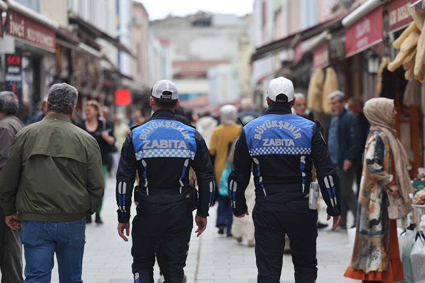 Büyükşehir Zabıtası’ndan vatandaşın huzuru için Çark’ta ve Uzunçarşı’da sıkı denetim