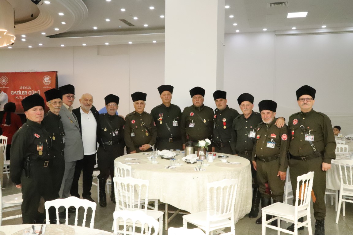 19 EYLÜL GAZİLER GÜNÜ HENDEK’TE TÖRENLE KUTLANDI